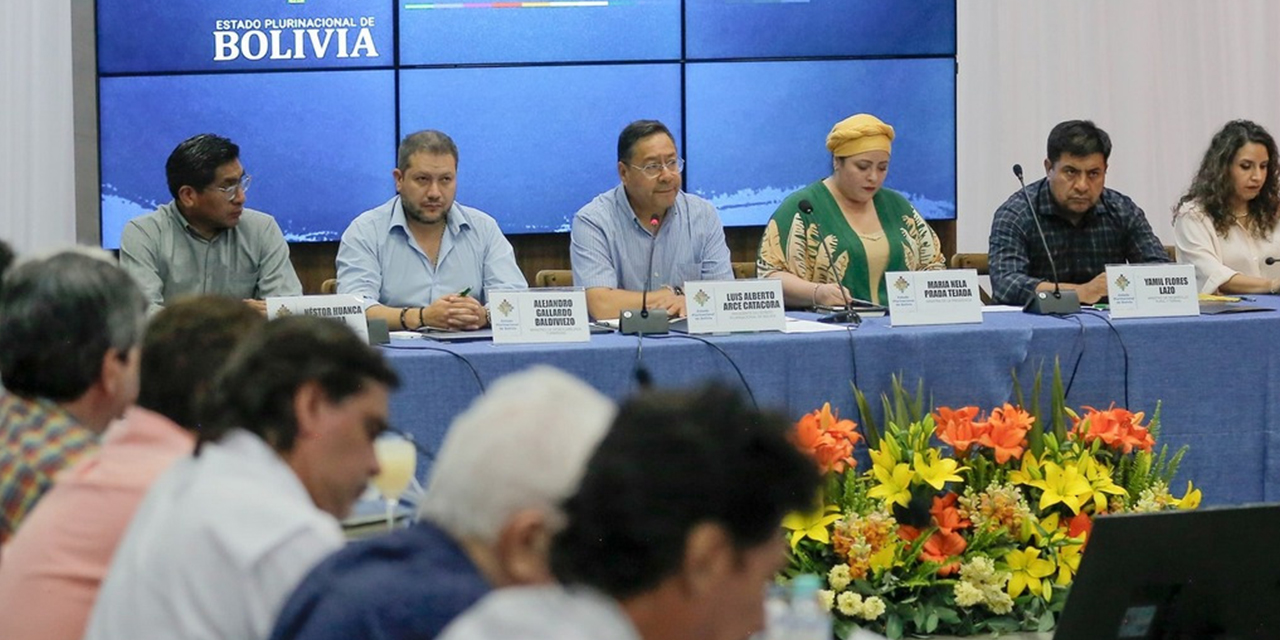 El presidente Luis Arce (c) durante la reunión con los empresarios y agropecuarios.