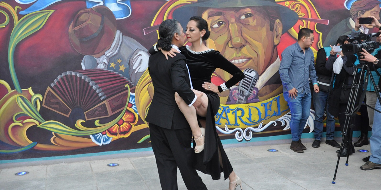 Tango en la plaza Carlos Gardel. (Foto: Embajada Argentina)