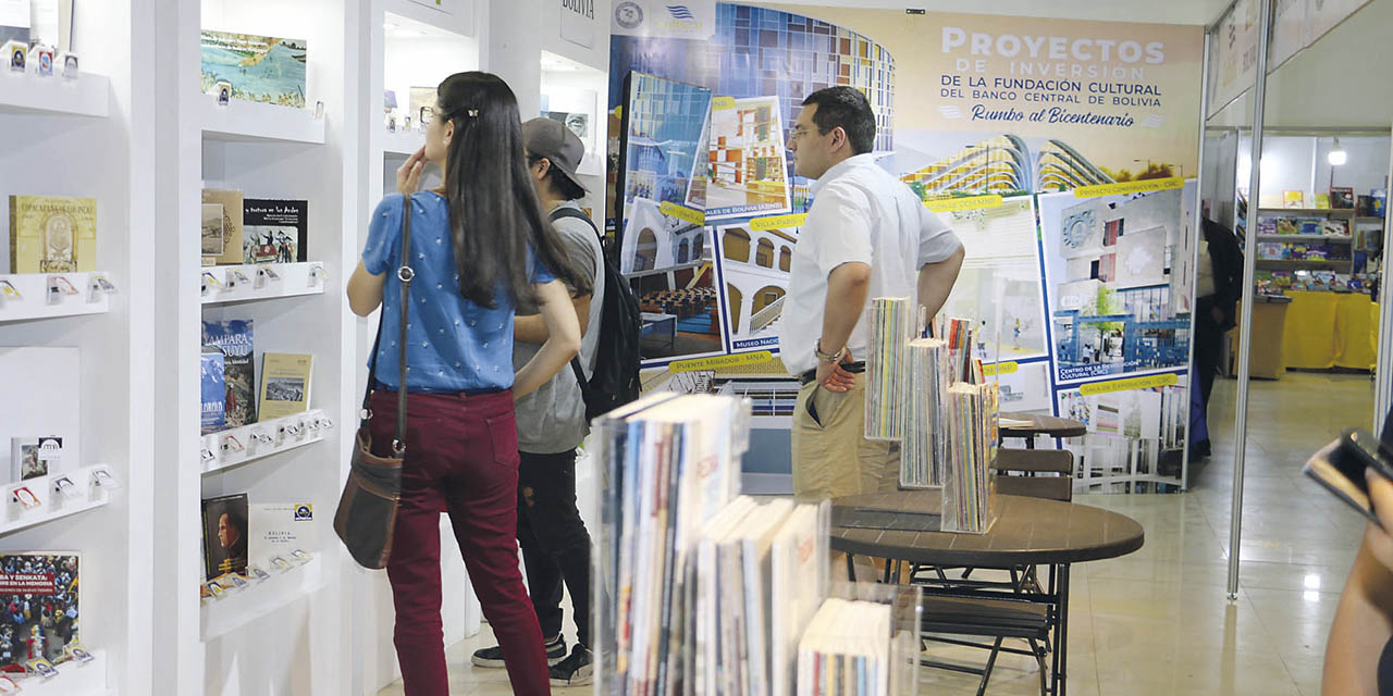 Presencia de la FC-BCB en la Feria Internacional del Libro en Cochabamba.
