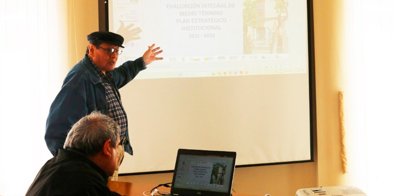El presidente de la FC-BCB, Luis Oporto, explica los avances del PEI 2021-2025 Foto: FC-BCB