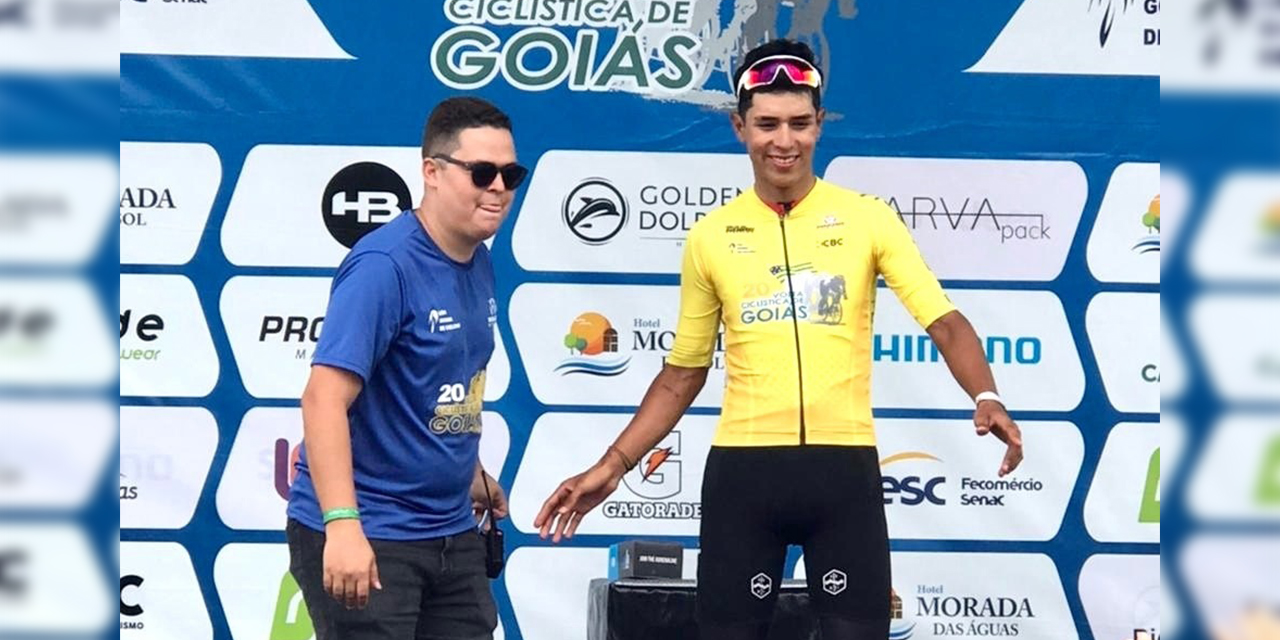 El ciclista nacional Manuel Aramayo con la camiseta amarilla de líder de la competencia. (Foto: Ciclismo Bolivia Informa)
