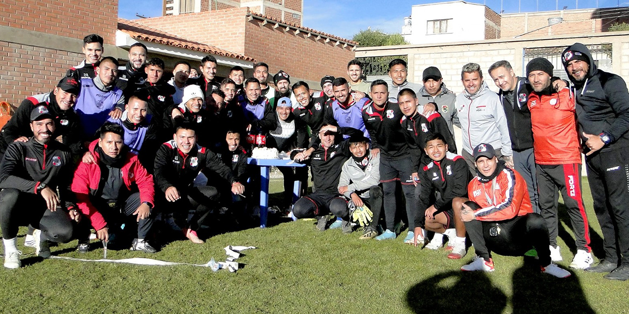 Los jugadores de Nacional Potosí esperan optimistas el partido contra Guabirá después de celebrar el cumpleaños de uno de sus integrantes. (Foto: Nacional Potosí)