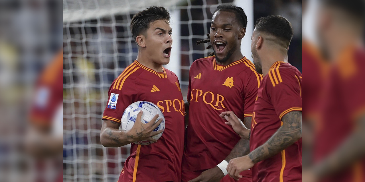 Paulo Dybala (izq.) festeja con sus compañeros la goleada de la Roma. | Foto: @OfficialASRoma