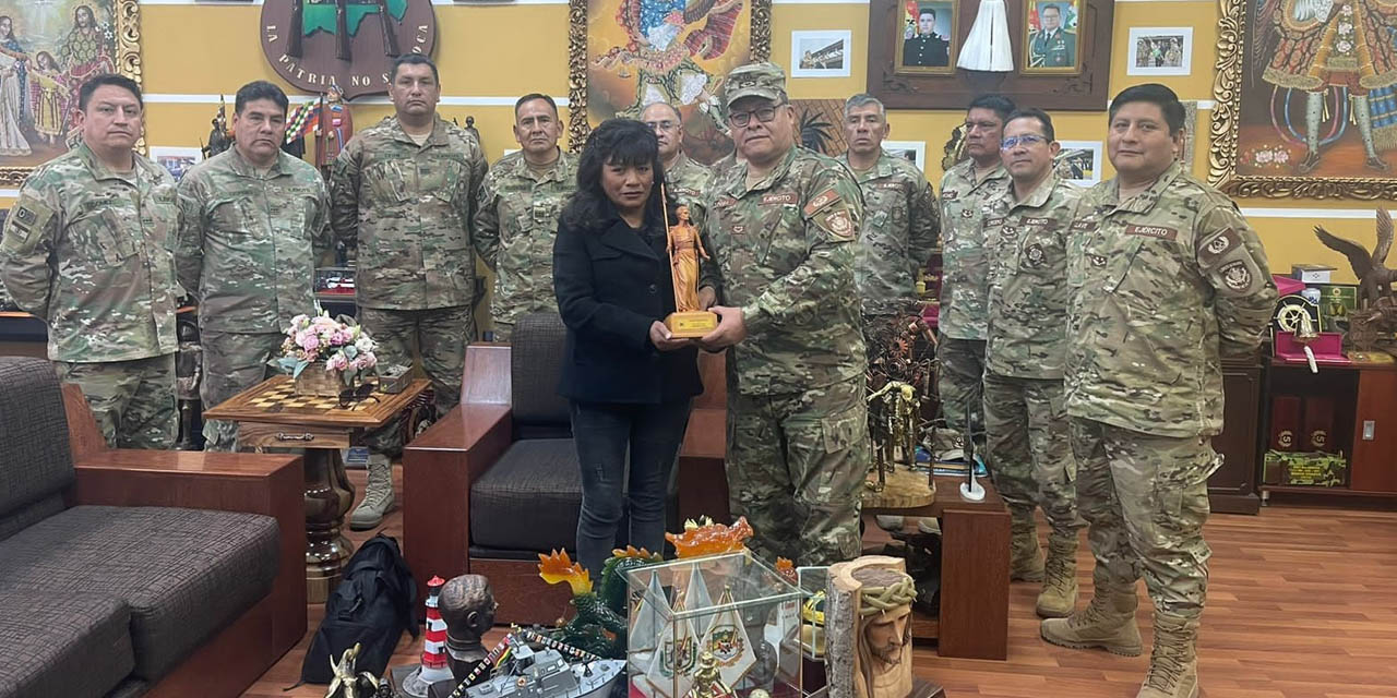El Comandante del Ejército, Gral. Zúñiga durante la entrega de la distinción a Nemia Coca.