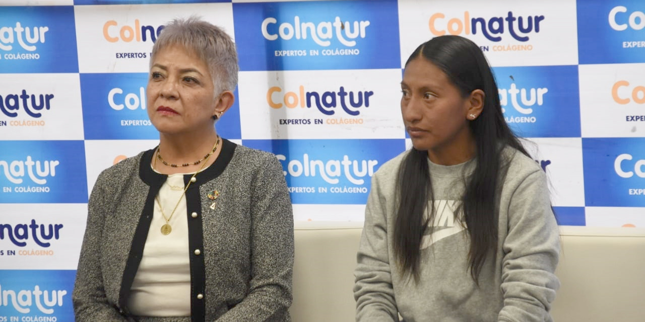 La gerente de Bagó, María René Centellas, junto a la atleta Jhoselyn Camargo en el lanzamiento.