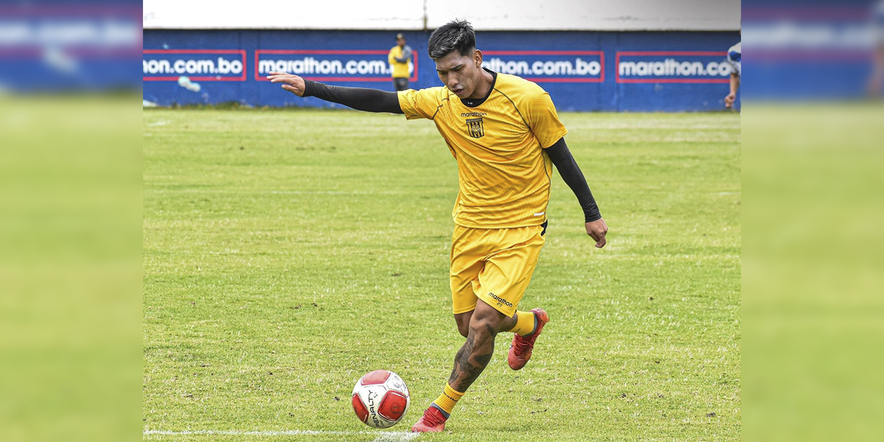 Jeyson Chura comenzó a practicar fútbol con el equipo de The Strongest, ayer en Achumani.