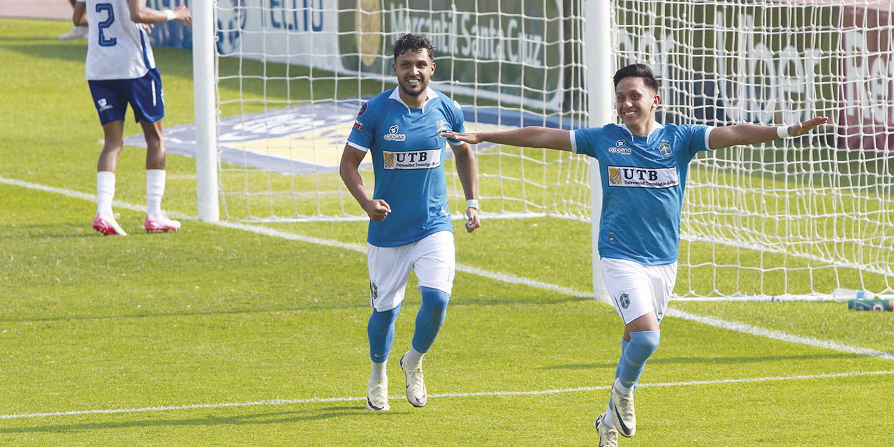 Gustavo Mendoza festeja su gol, el primero del equipo antoniano.