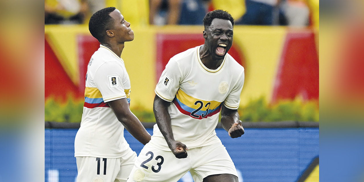Dávinson Sánchez grita su gol, el que abrió la goleada de Colombia. | Foto: @FCFSeleccionCol/ @la roja