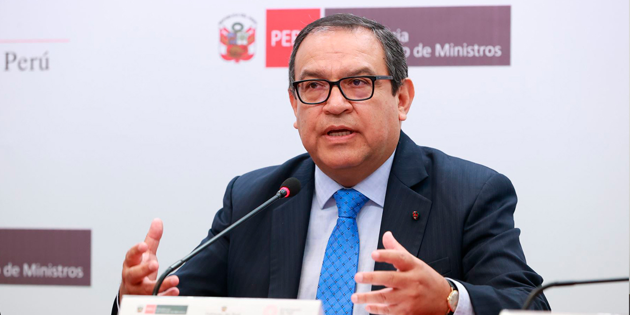 El presidente del Consejo de Ministros de Perú, Alberto Otárola, renunció a su cargo. Foto:  RT / RRSS
