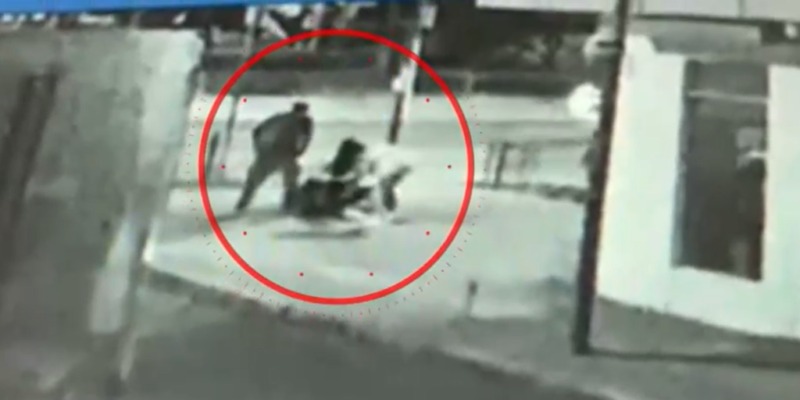 Cámaras de seguridad grabaron el momento en el que fue retenido y asfixiado. (Foto: RRSS)