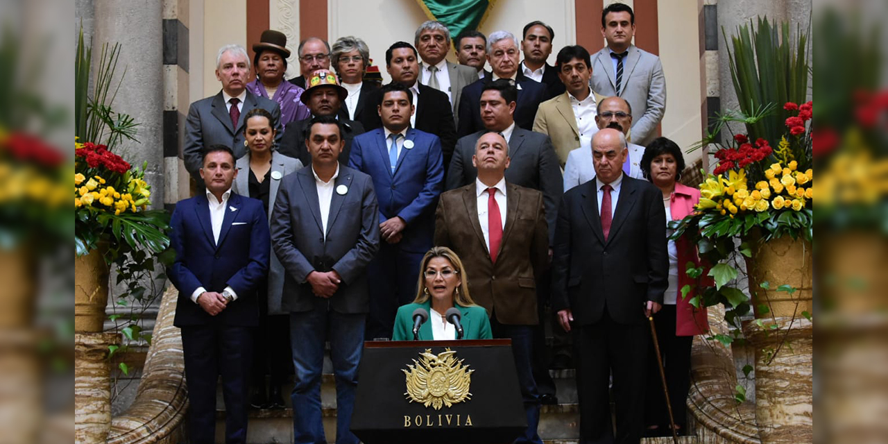 La expresidenta de facto Jeanine Añez y su gabinete de ministros. | Foto: Archivo