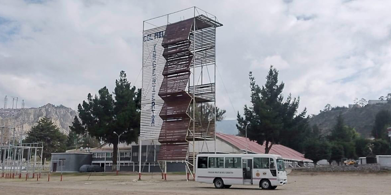 Ingreso princial al Colegio Militar en Irpavi