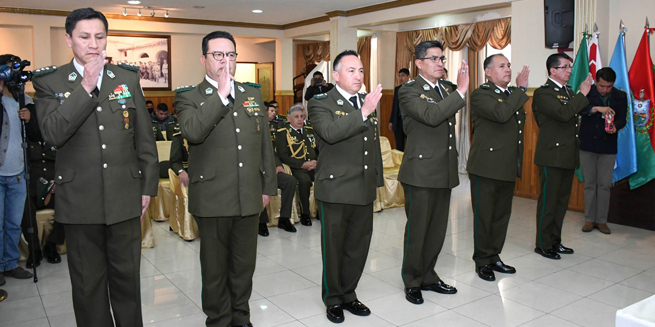 Momento en el que los comandantes juran a sus nuevos cargos. Foto: APG 