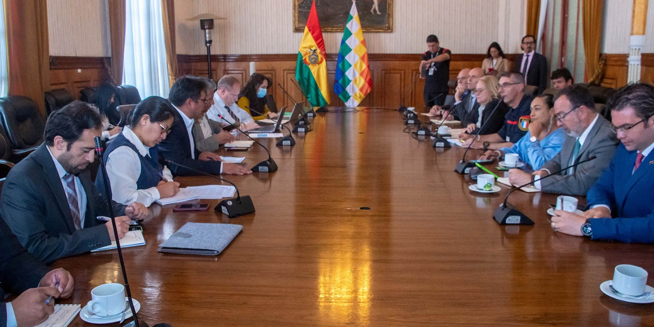 Uno de los encuentros de las autoridades nacionales con las legaciones extranjeras. Foto: MRE