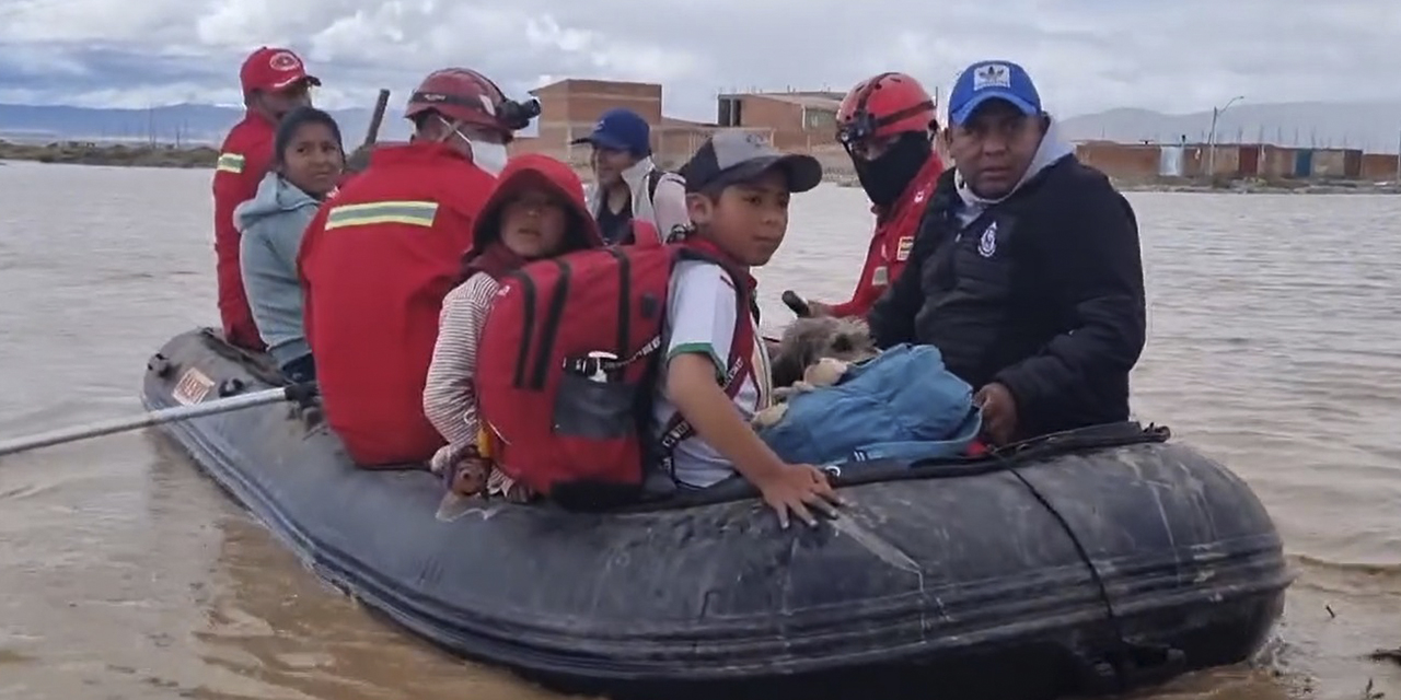 Una familia es rescatada en la zona noreste de la ciudad de Oruro por Bomberos Calama, luego de la inundación por el desborde del río Paria.