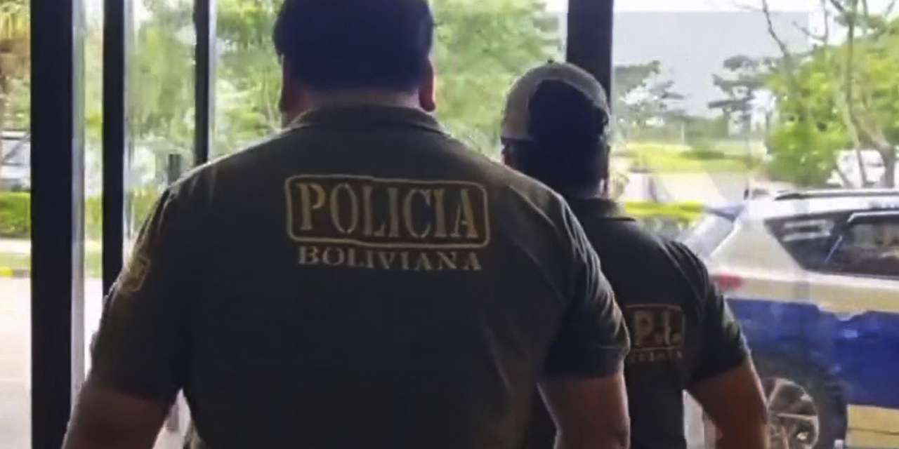 Policías en el Aeropuerto Internacional de Viru Viru