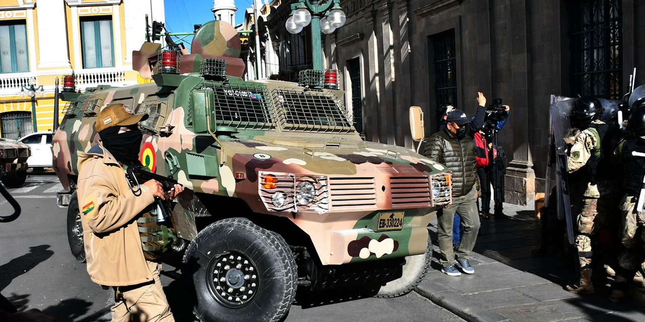 Tanquetas militares en la puerta del Palacio de Gobierno, en la plaza Murillo de La Paz. Foto: APG