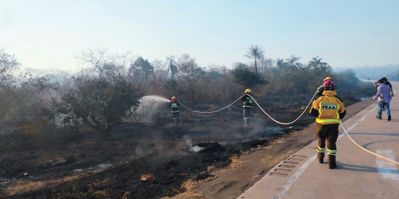 Bomberos militares controlan el incendio forestal en Roboré, Santa Cruz. Foto: Viceministerio de Defensa Civil