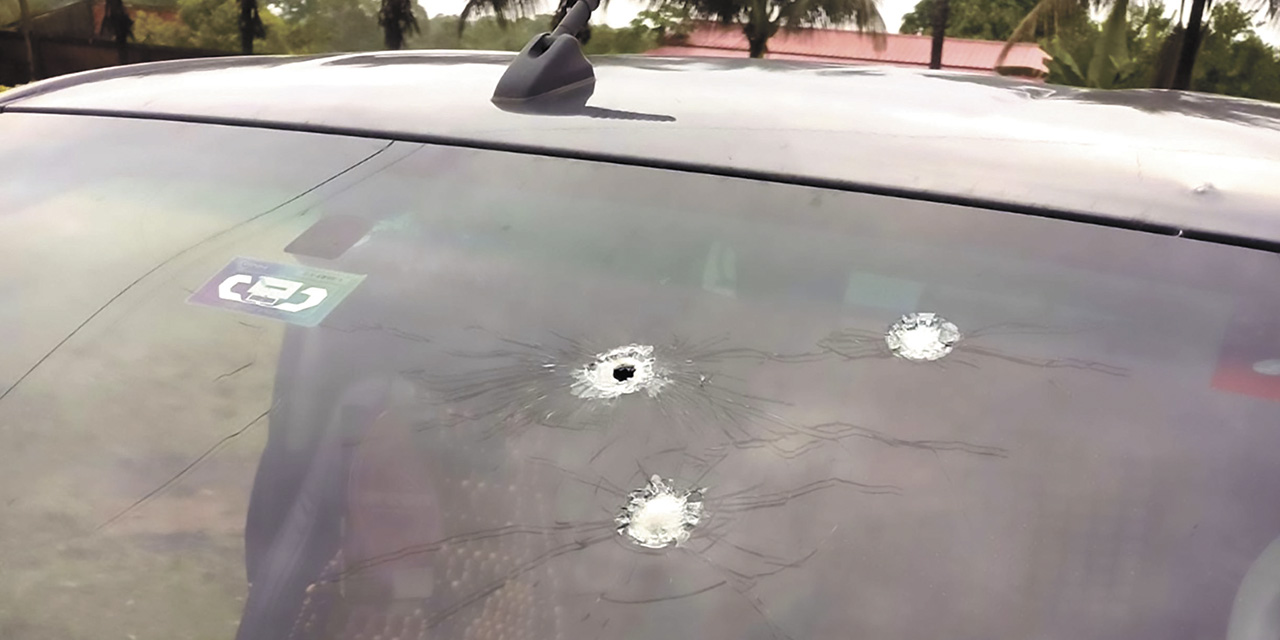 El parabrisas del vehículo presenta orificios de impacto de bala que se muestran por redes sociales. | Foto: RRSS