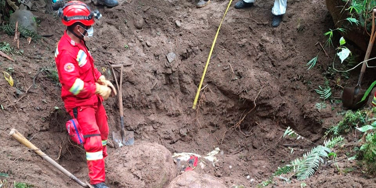 Efectivos de la Policía Boliviana, Bomberos y comunarios coadyuvan en la búsqueda del cuerpo del múltiple asesinato. Foto: Archivo