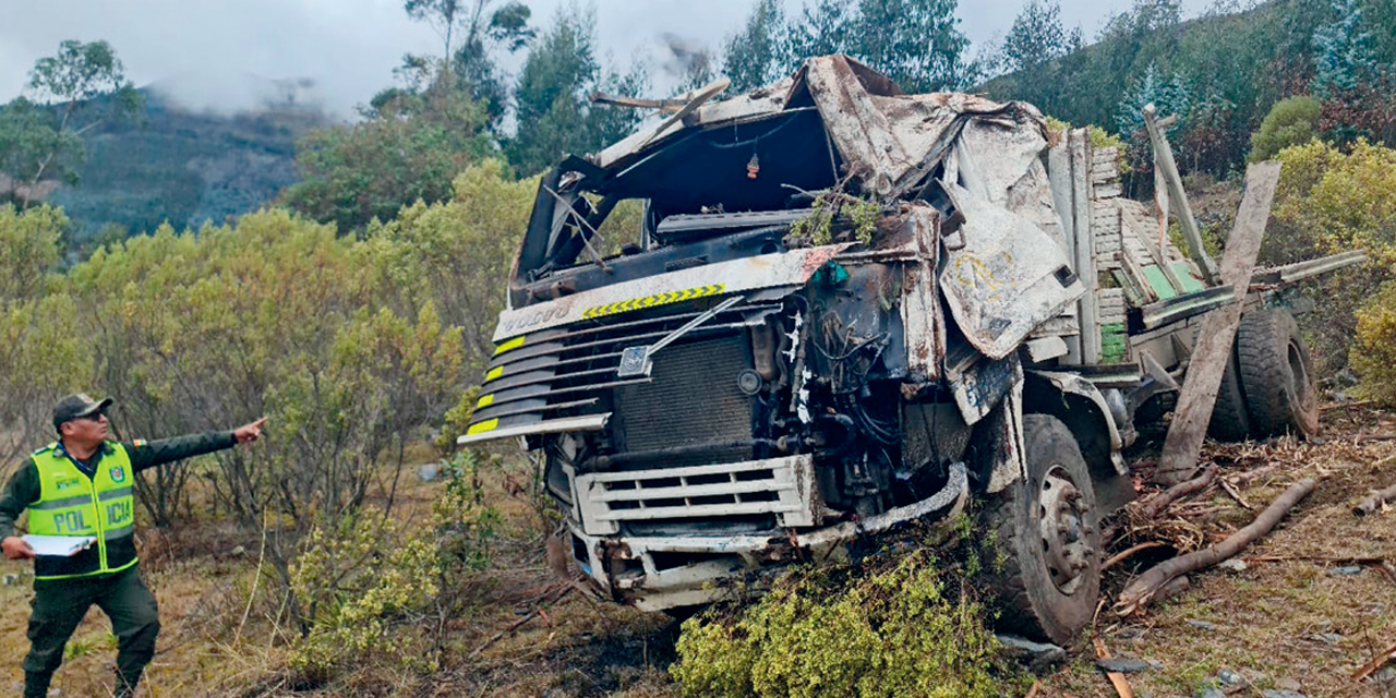 El vehículo siniestrado investigado por la Policía. Foto: Policía Boliviana