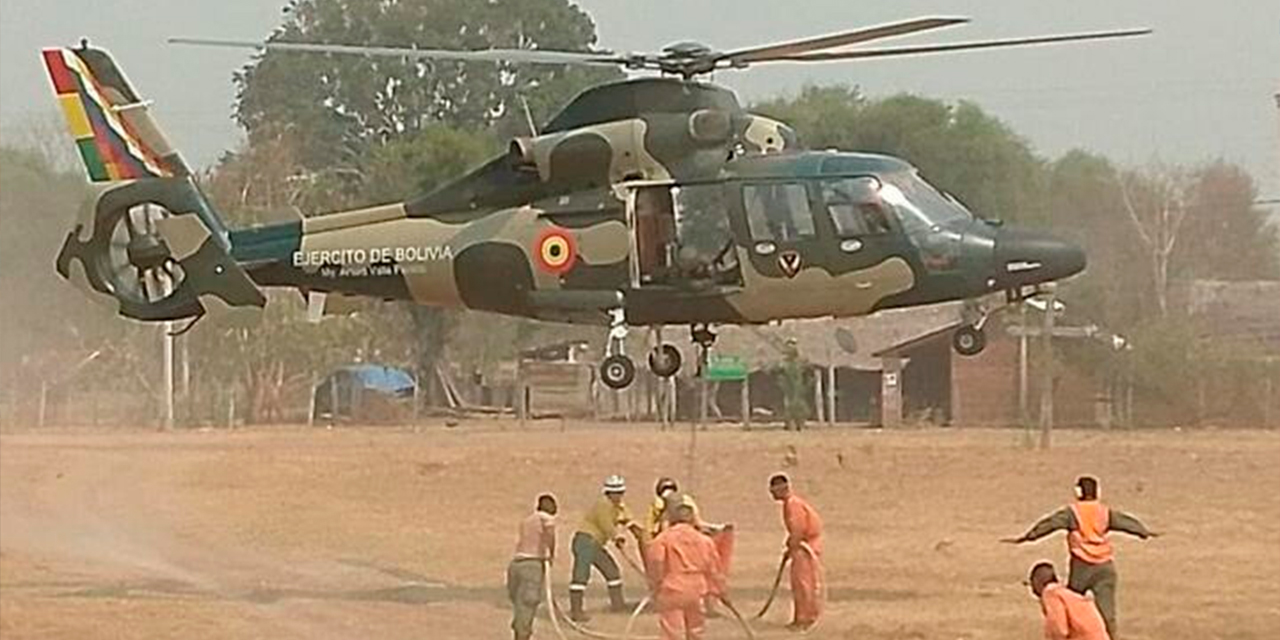 El Eco Charlie utiliza el sistema bambi bucket en la comunidad de Palmarit. Foto:  Gobernación de Santa Cruz