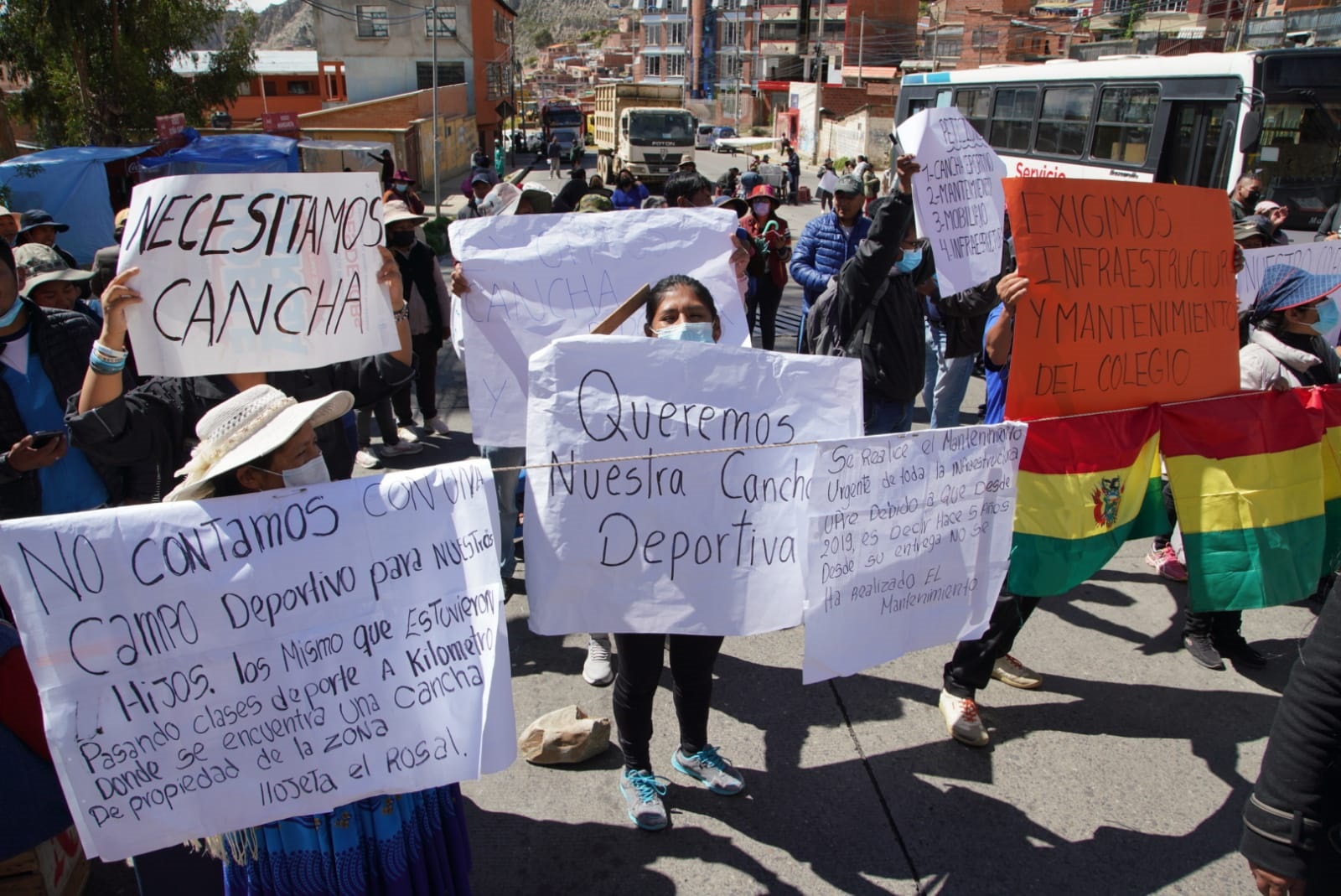 Padres de familia se movilizan y exigen atención de la alcaldía. (Foto: Jorge Mamani)