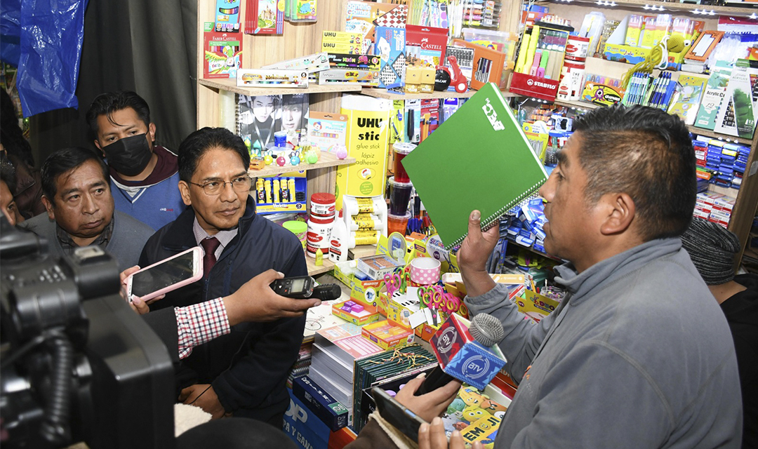 El viceministro de Defensa de los Derechos del Usuario y Consumidor, Jorge Silva, en un operativo. (Foto: Gonzalo Jallasi)