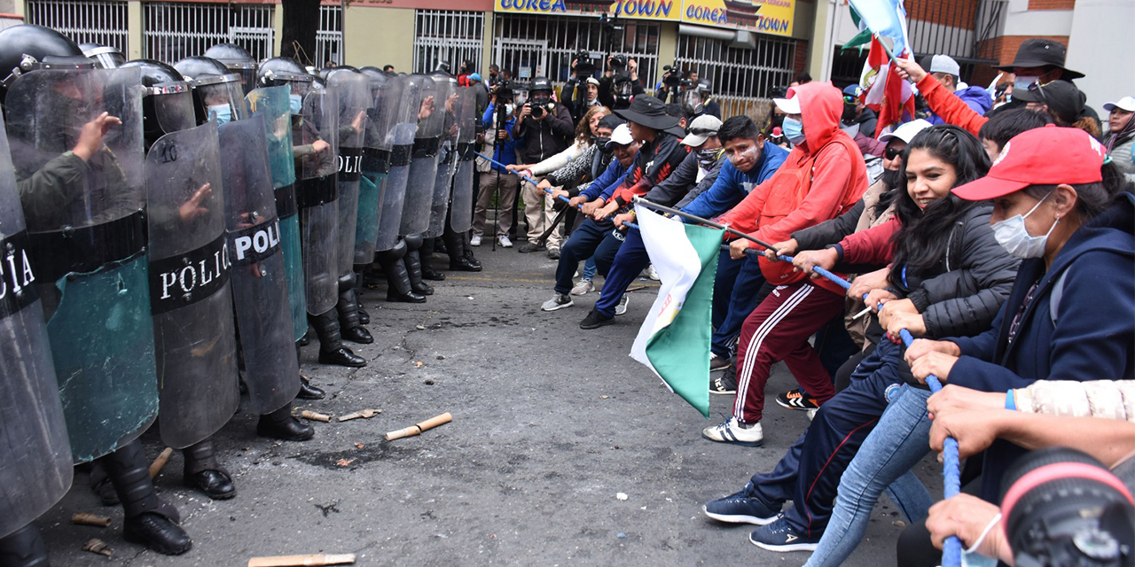 Maestros fuerzan el cerco de seguridad establecido por la Policía en inmediaciones del Ministe-rio de Educación. (Foto: Jorge Mamani)