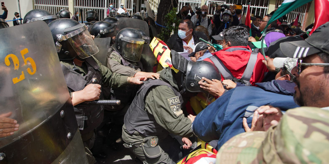 Dirigentes del Magisterio Urbano agreden a policías en la violenta marcha. | Foto: Jorge Mamani