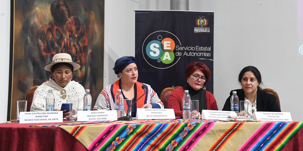 La ministra de la Presidencia, María Nela Prada, junto a la directora del SEA, Claudia Peña. (Foto: ABI)