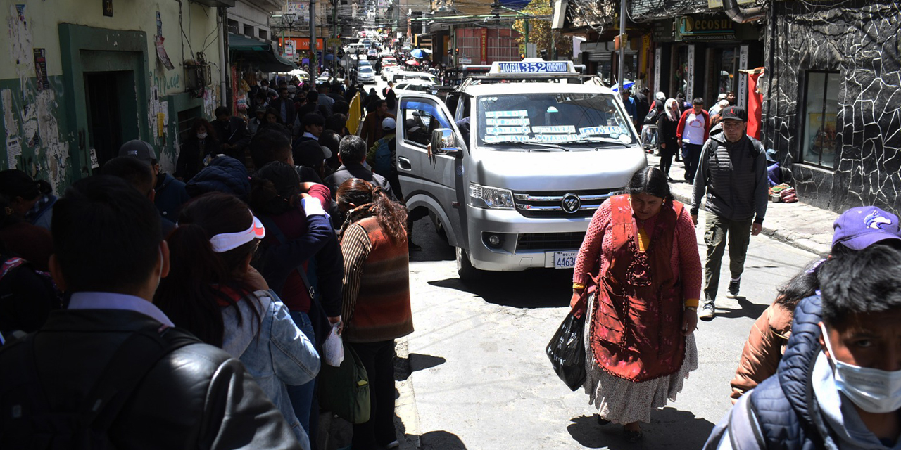 Filas y congestión en la calle Colón.  (Foto: Gustavo Ticona) 
