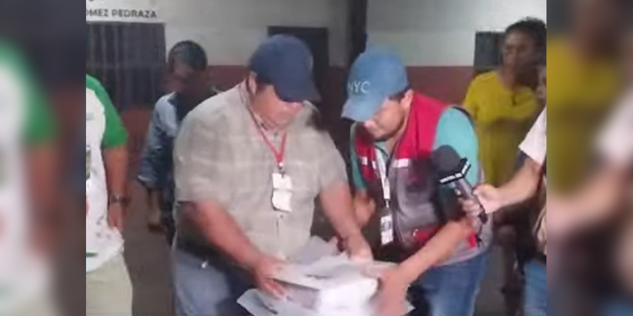 El supervisor Henry Calderón entrega las boletas censales al responsable del INE en San Ignacio de Velasco, Carlos García.