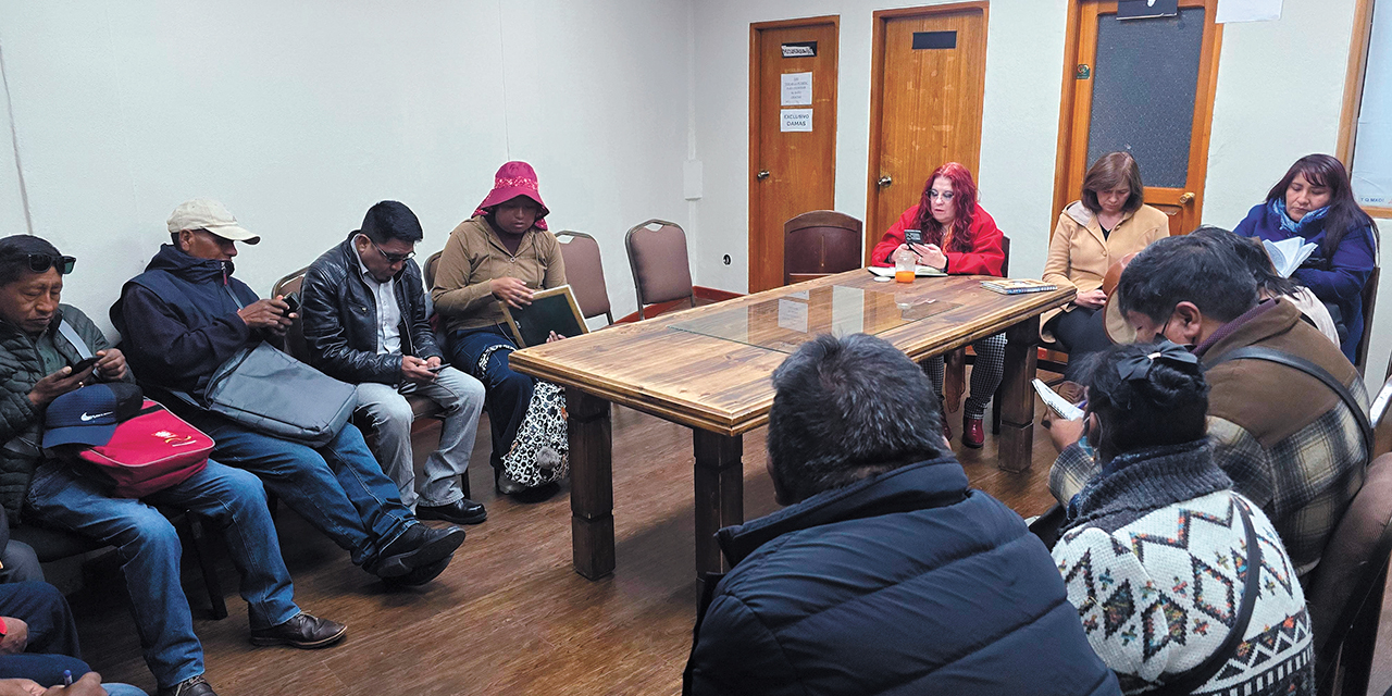 Representantes de los enfermos renales y autoridades en Salud durante la reunión. Foto: Ministerio de salud