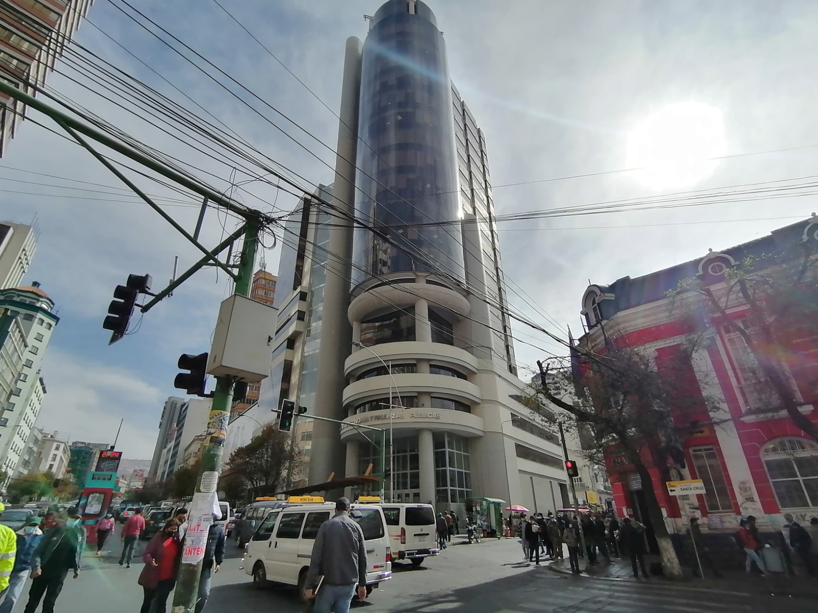 Frontis del edificio del Ministerio de Economía. (Foto: Jorge Mamani)