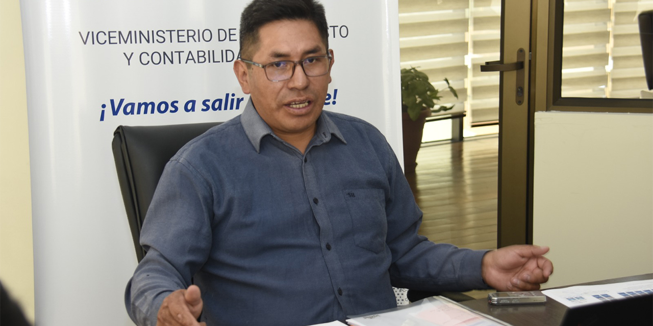 El viceministro de Presupuesto y Contabilidad Fiscal, Zenón Mamani, durante la entrevista con medios estatales. (Foto: Gonzalo Jallasi)