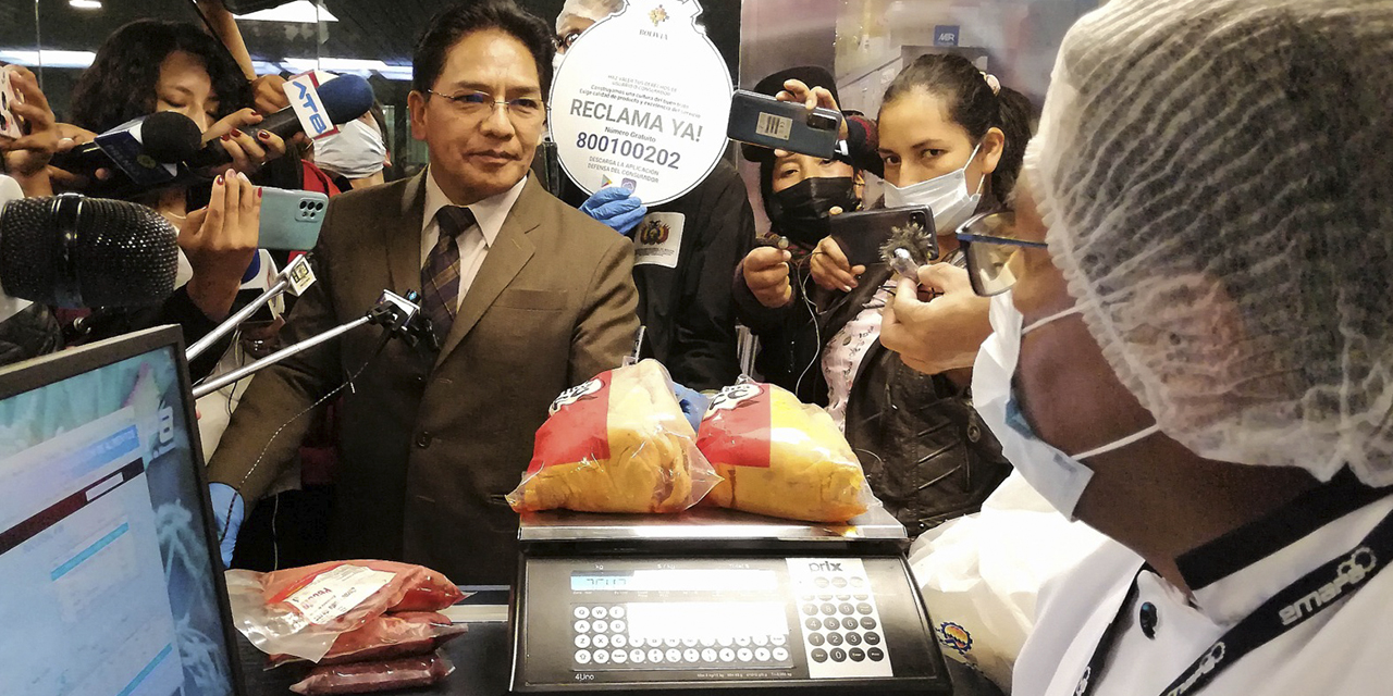 Venta a precio justo de pollo en un supermercado de Emapa. (Foto: Archivo)
