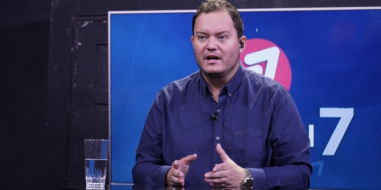 El gerente general de YPFB Logística, Félix Cruz, con funcionarios de la entidad durante la conferencia de prensa.
