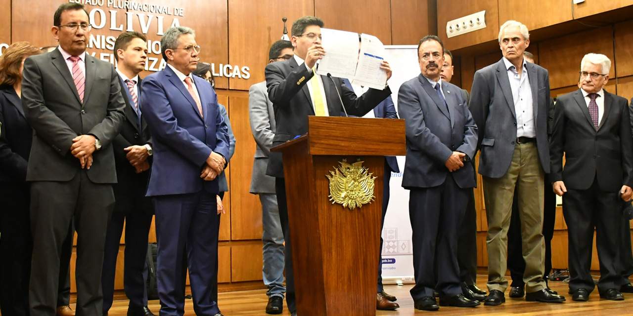 Gobierno y empresarios firman acuerdo de 10 puntos para estabilizar circulación del dólar e impulsar la producción