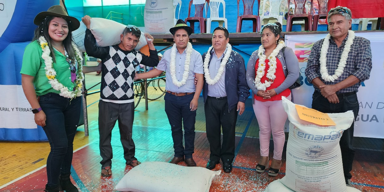 Los productores reciben insumos para fortalecer su producción.
