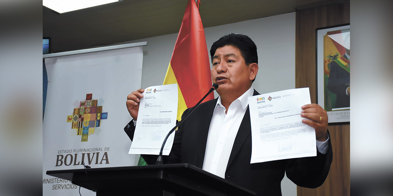 El ministro Édgar Montaño muestra las notas de invitación a la dirigencia del transporte pesado. | Foto: APG