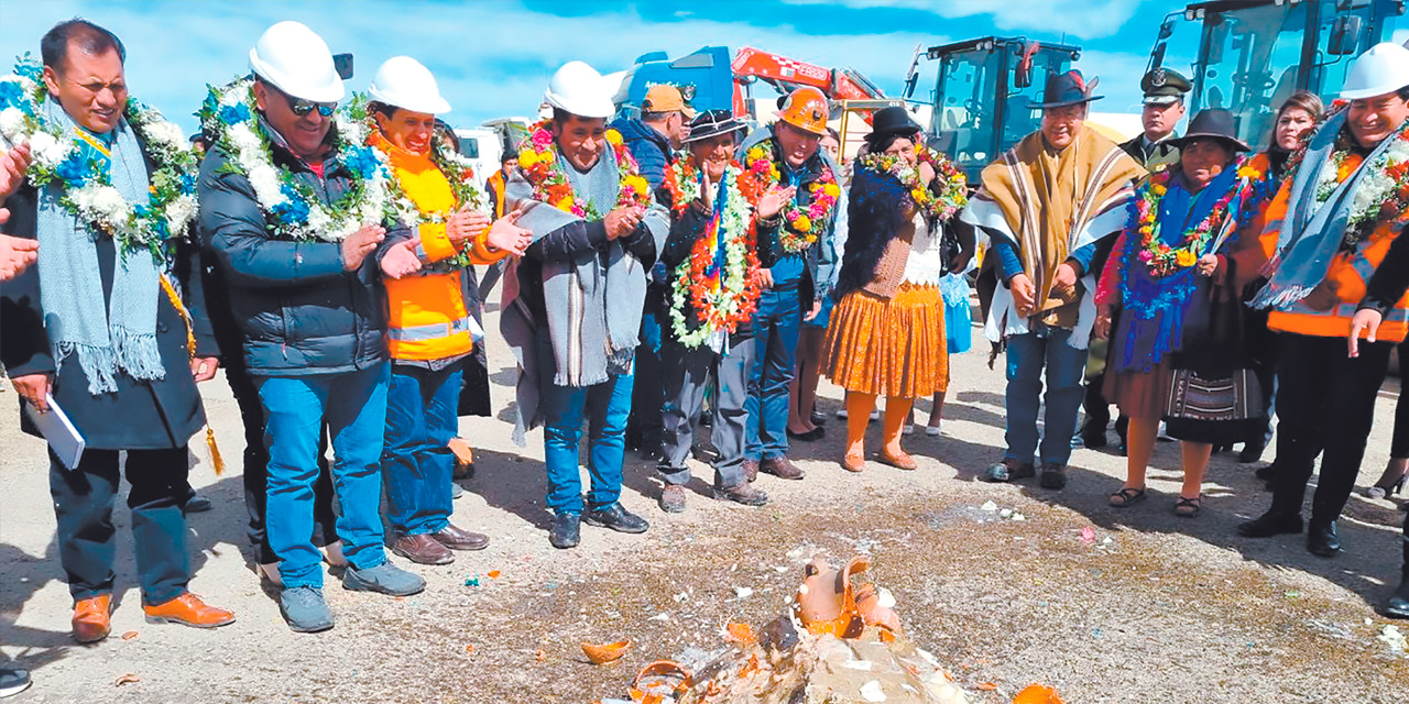 La tradicional ch’alla de las obras del aeropuerto La Joya, con presencia del presidente Arce y otras autoridades. Foto: Cámara de diputados