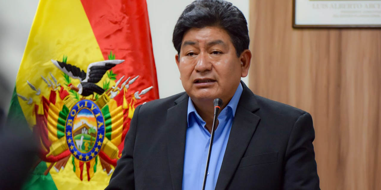 El ministro de Obras Públicas, Edgar Montaño, en conferencia de prensa. Foto: MOSV.
