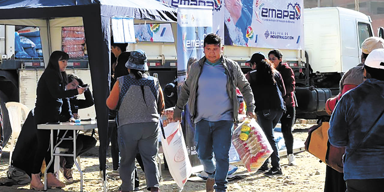 Los vecinos acudieron a la feria móvil de Emapa, en Kalajahuira.  | Foto: Emapa