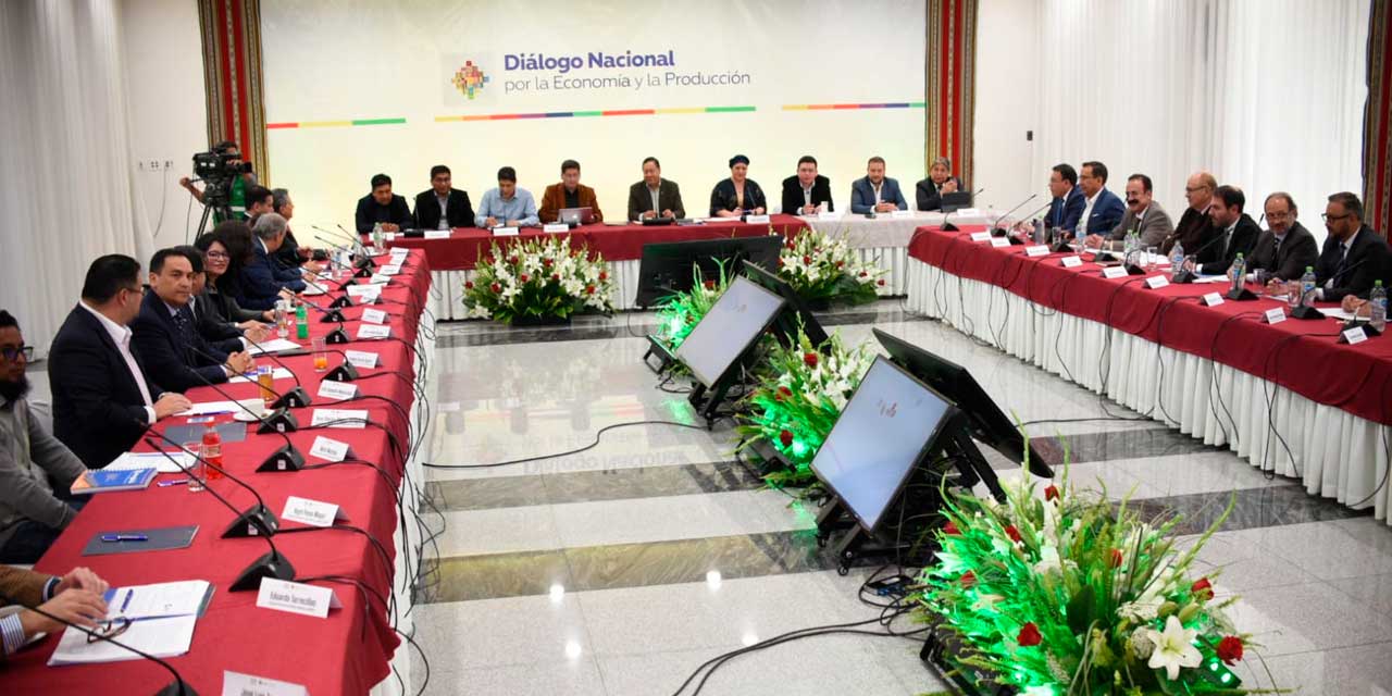 El presidente Luis Arce, ministros y empresarios en el “Diálogo Nacional por la Economía y la Producción” en la Casa Grande del Pueblo. Foto: Gustavo Ticona