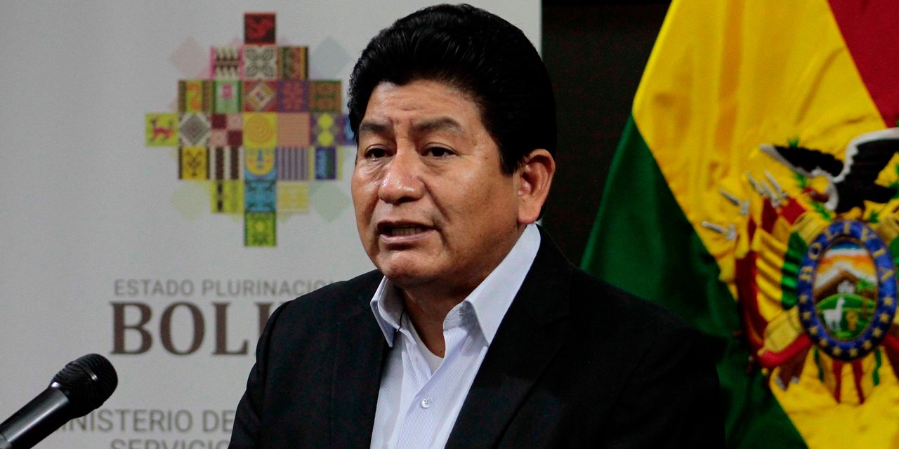 El ministro de Obras Públicas, Edgar Montaño, en conferencia de prensa. Foto: MOSV.