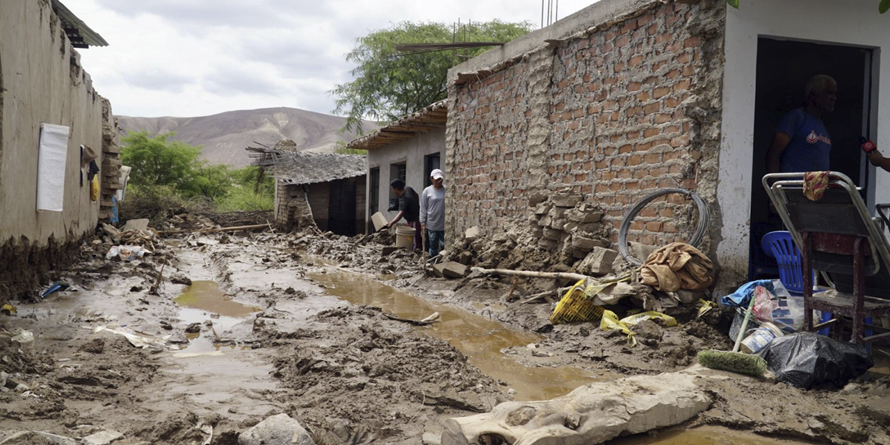 Una vía dañada por las intensas lluvias en un barrio de Perú. (Foto: Andina)
