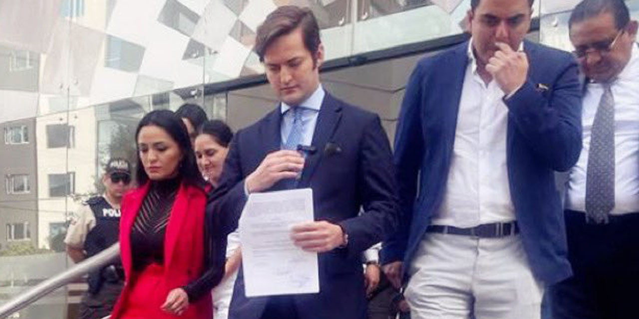 El segundo vicepresidente del Parlamento ecuatoriano, Esteban Torres, tras la presentación del recurso. Foto: Yeseña Guamaní