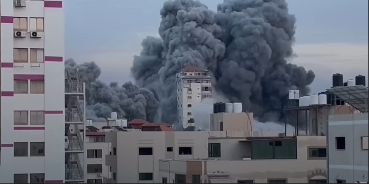 Bombardeo israelí sobre Gaza. Foto captura de pantalla