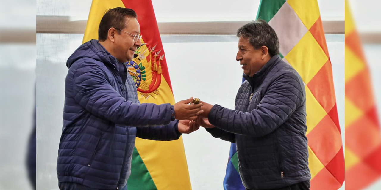 El presidente Luis Arce entrega el Bastón de Mando al vicepresidente David Choquehuanca. | Foto: Comunicación Presidencial